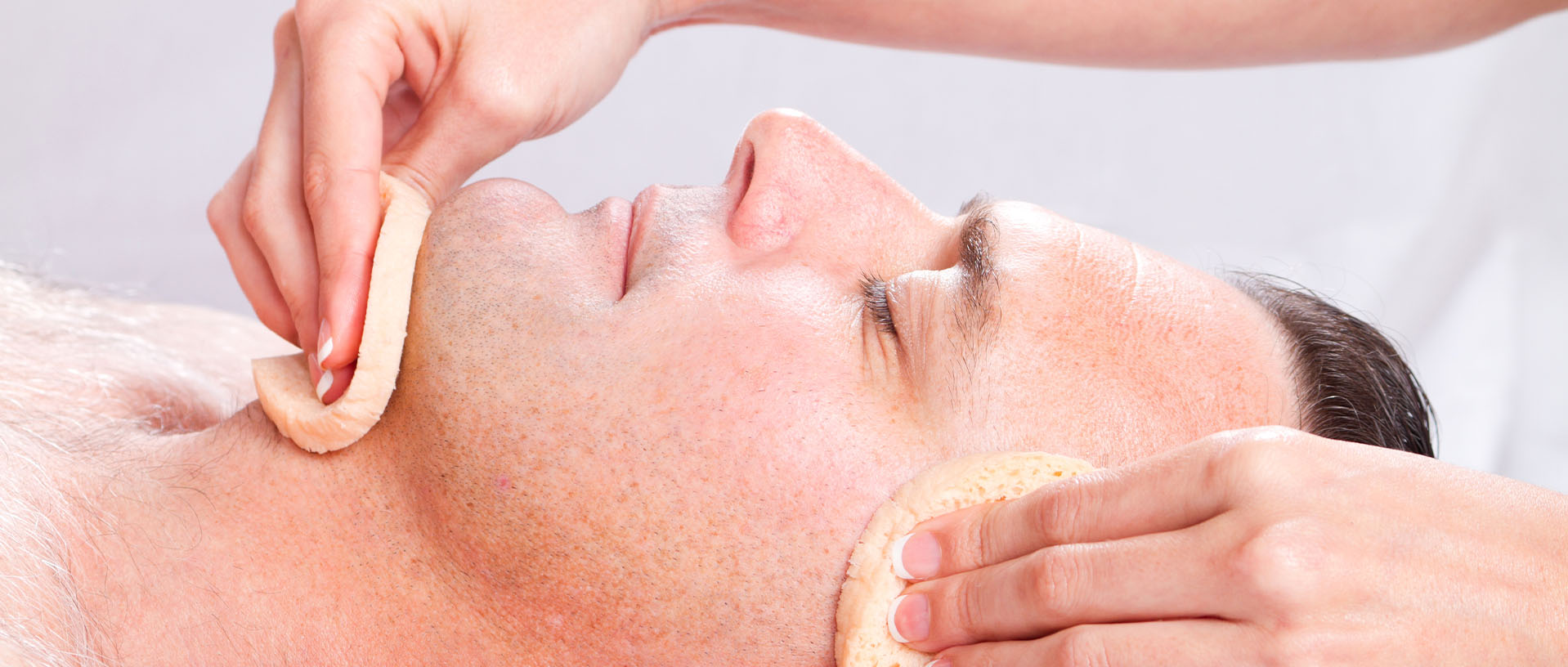 
 Zapisz
Podgląd pobierania
middle age man receiving facial massage in beauty spa