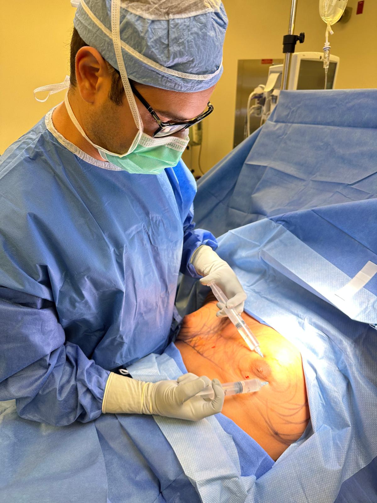 Cirugía de ginecomastia del Dr. Solomon Azouz en Dallas, TX
