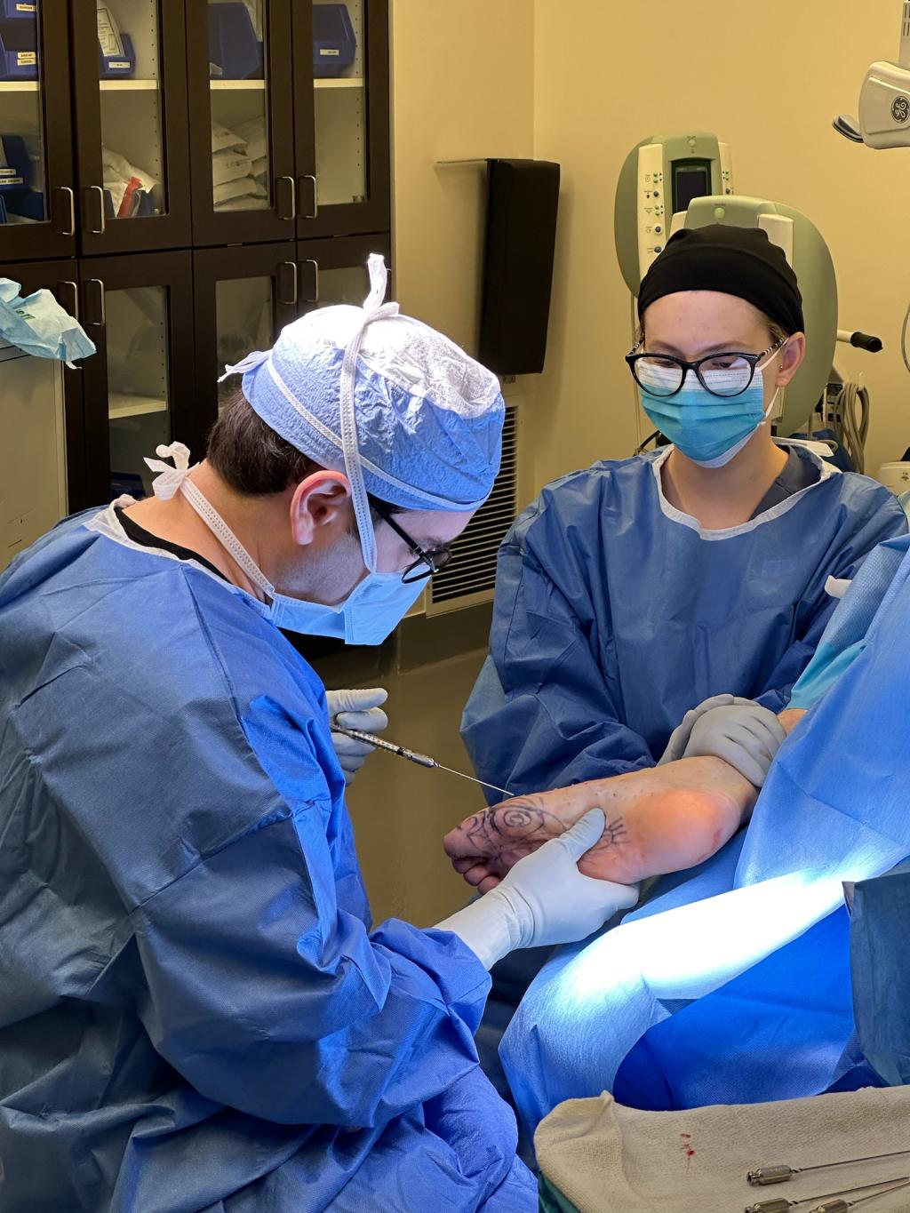 cirugía de injerto de grasa en el pie por el Dr. Solomon Azouz en Dallas, TX
